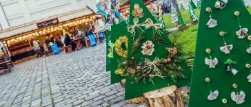 Környezettudatos fenyőfadíszítés és köztéri kiállítás