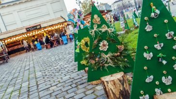 Környezettudatos fenyőfadíszítés és köztéri kiállítás