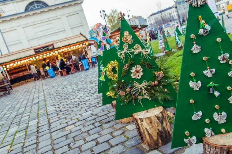 Környezettudatos fenyőfadíszítés és köztéri kiállítás