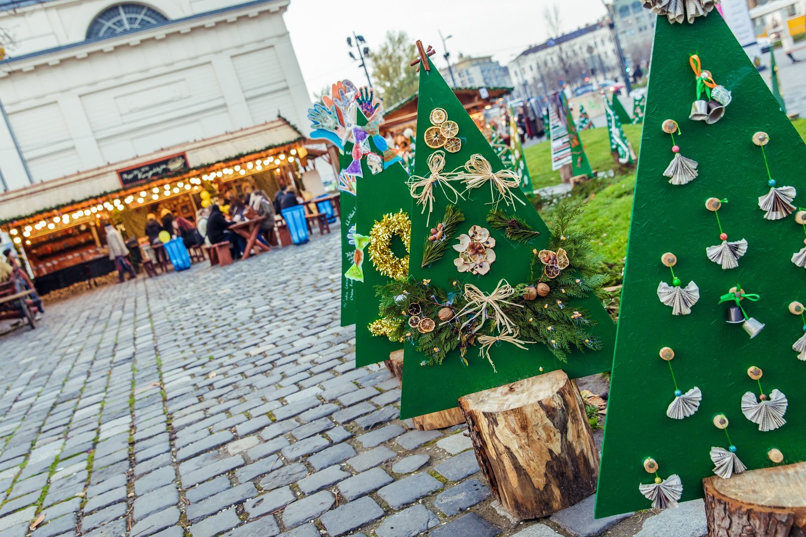 Környezettudatos fenyőfadíszítés és köztéri kiállítás