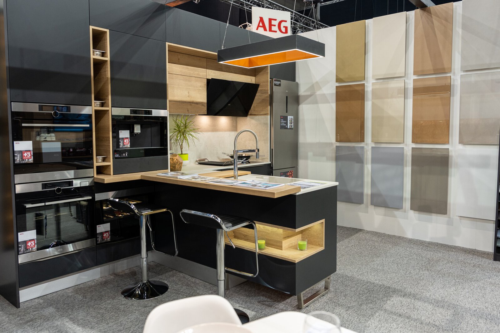 Akrilfront vs. Fa: Melyik a Legjobb Választás a Konyhádhoz?